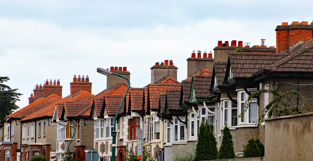 Rue typique du centre-ville de Dublin avec façades géorgiennes colorées, lumière naturelle vive, ambiance urbaine moderne