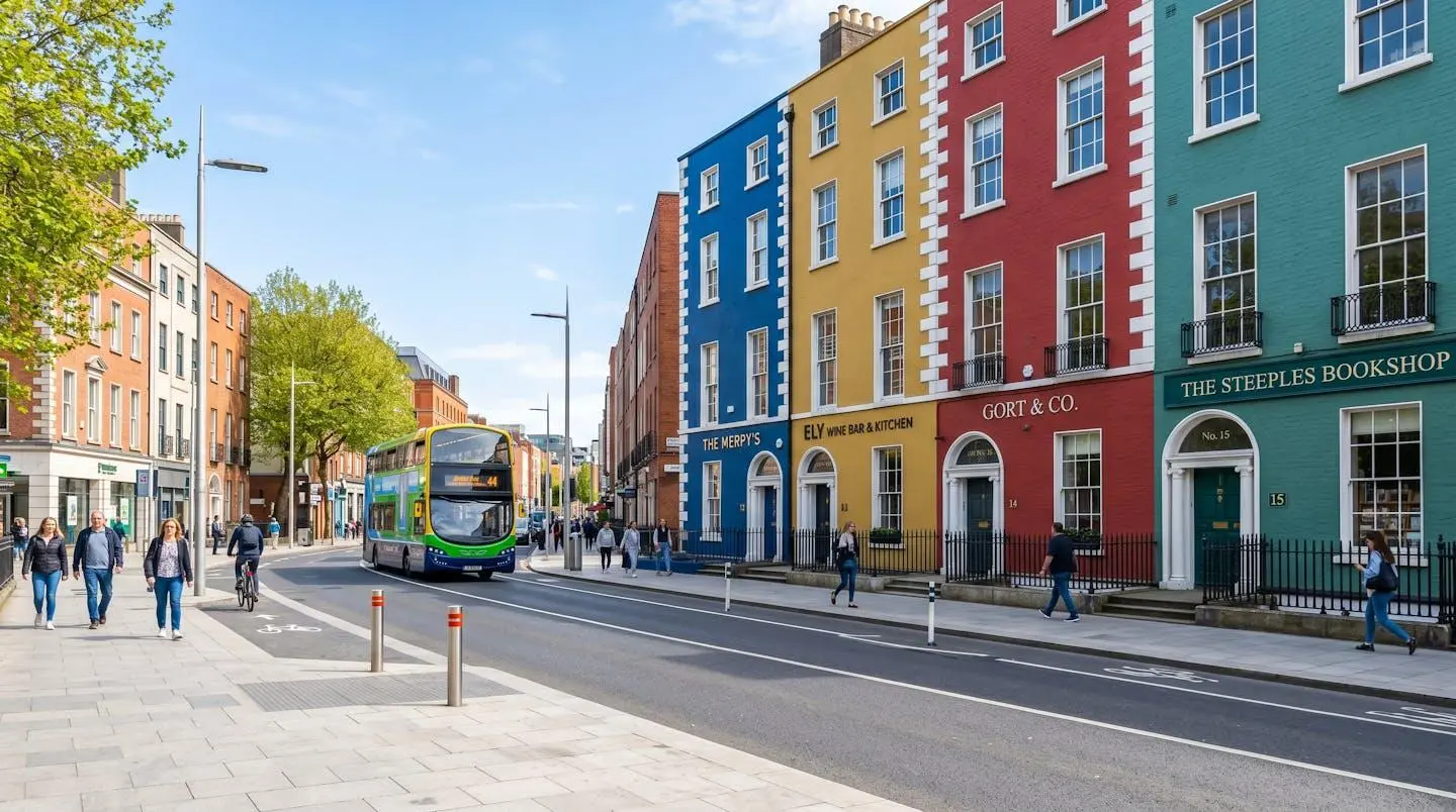 Rue typique du centre-ville de Dublin avec façades géorgiennes colorées, lumière naturelle vive, ambiance urbaine moderne